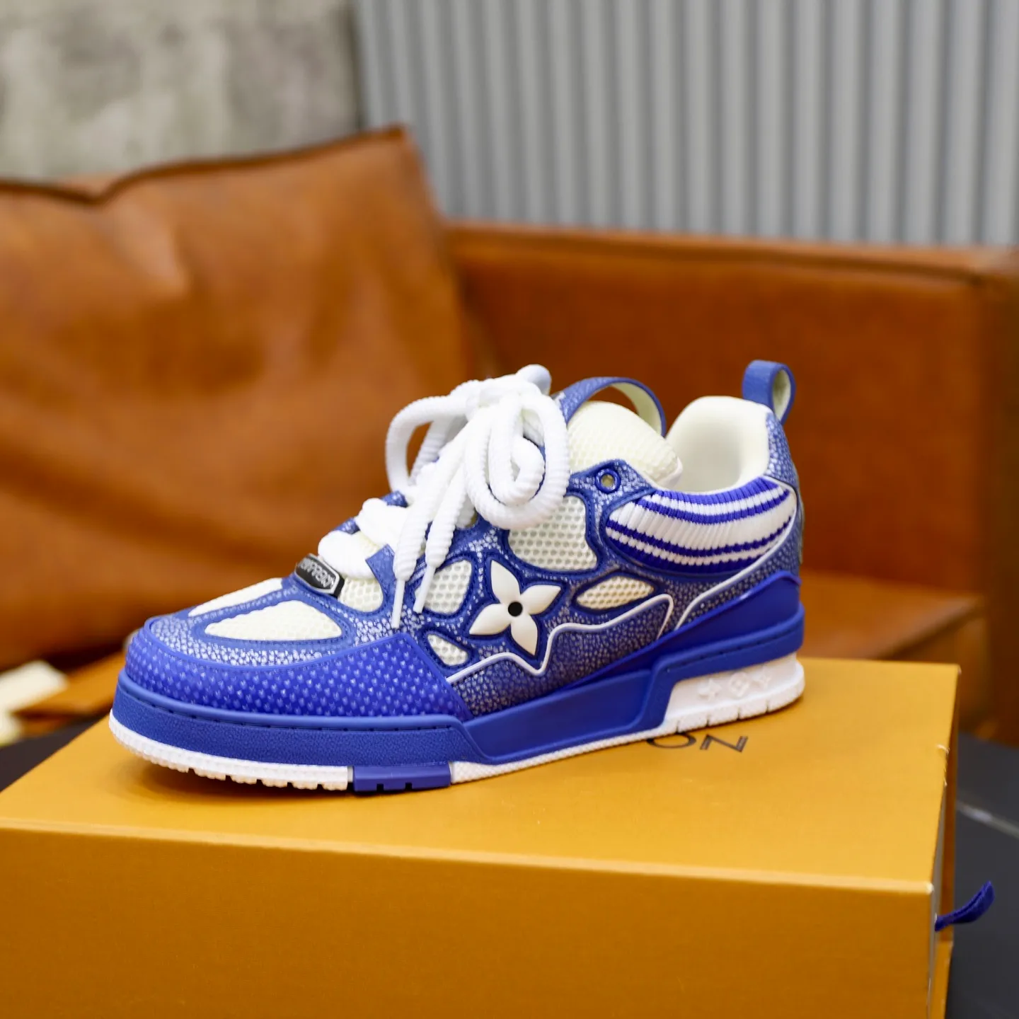 Ex-factory price: 860💰LV Couple👫Louis Vuitton TRAINER sneakers classic Louis Vuitton men's artistic director Virgil Abloh picked inspiration to create this LV Trainer sneaker. Yingze crystal inlays present a colorful effect. VS can be matched with two gorgeous effect colors. The LV letter logo badge on the tongue is gorgeous and noble. The LV letter is decorated on the side. The outsole is decorated with a Monogram flower pattern. It shows the trend of elegance and nobility! Men's and women's models: 35-46